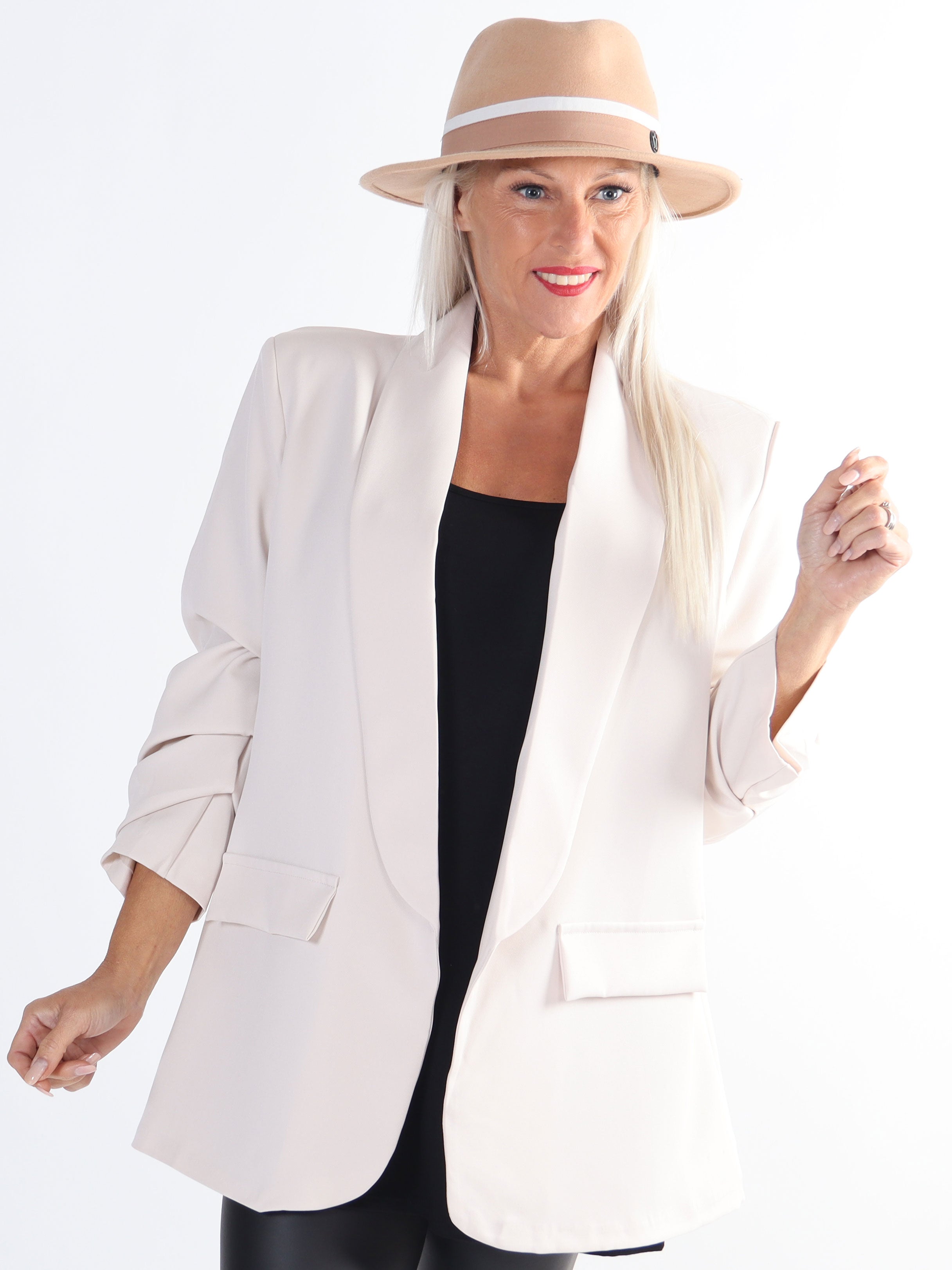 Mila - Stilren blazer med rynk på ærmet